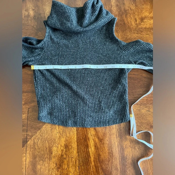 Hollister Sweater Women's Grey Knit Turtleneck Cold Shoulder Crop Top Small - Picture 3 of 9